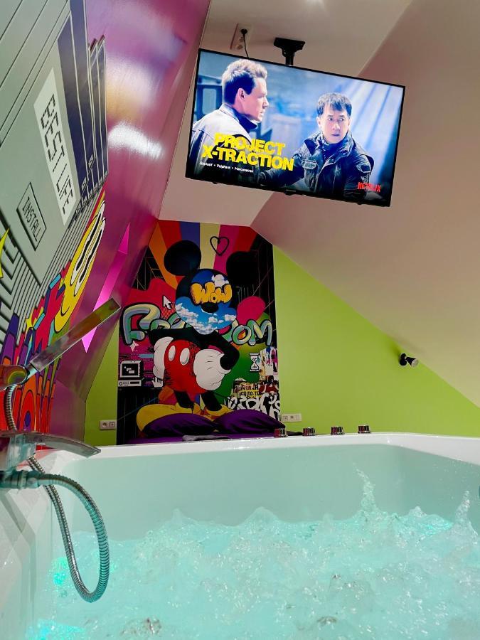 Capsule Forever Young - Jacuzzi - Sauna - Billard - Arcade De Jeux - Netflix & Home Cinema - Ping Pong Hastiere-par-dela 외부 사진